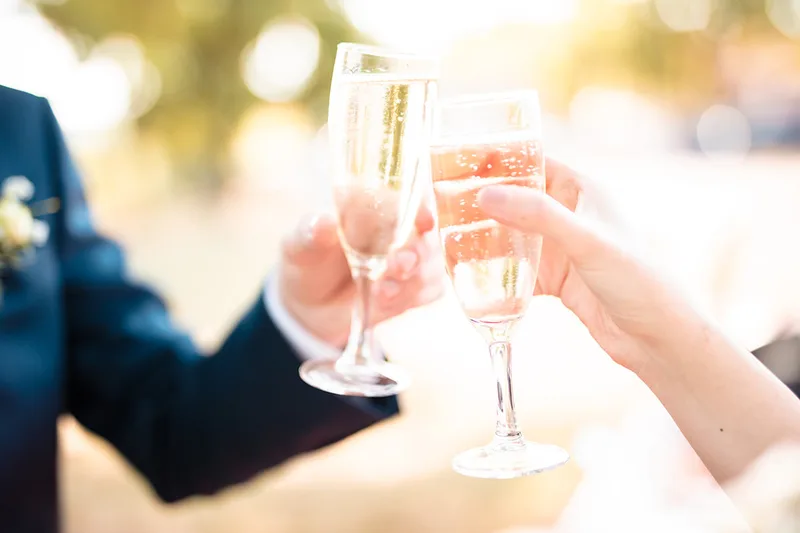 photo-mariage-verres-vive-les-maries-lumineux-convivial-instants-familles-philippe-martz