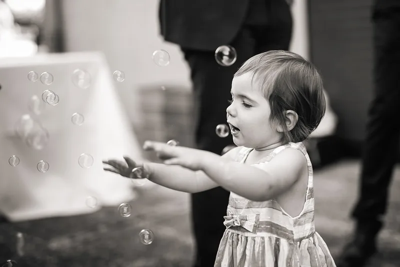 photo-mariage-jeu-enfant-reverie-bulles-emotion-douceur-nostalgie-noir-et-blanc-vintage-philippe-martz