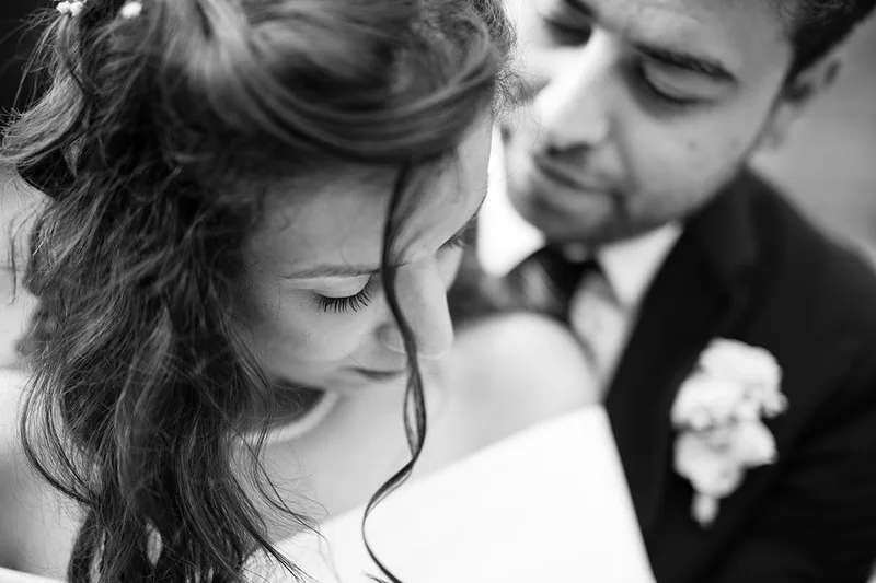 photo-mariage-instant-couple-douceur-amour-noir-et-blanc-philippe-martz