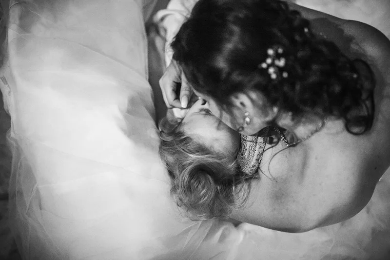 photo-mariage-instant-calin-bebe-douceur-robe-noir-et-blanc-philippe-martz