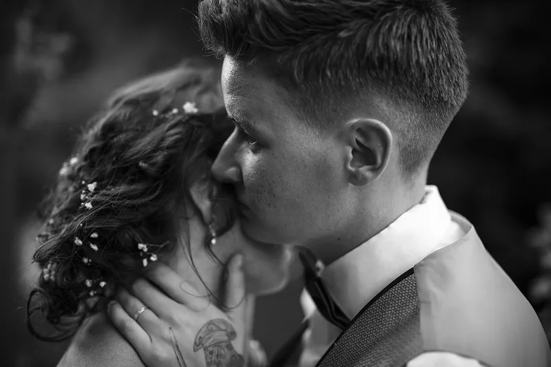 photo-mariage-portrait-couple-instant-tendresse-douceur-amour-noir-et-blanc-philippe-martz