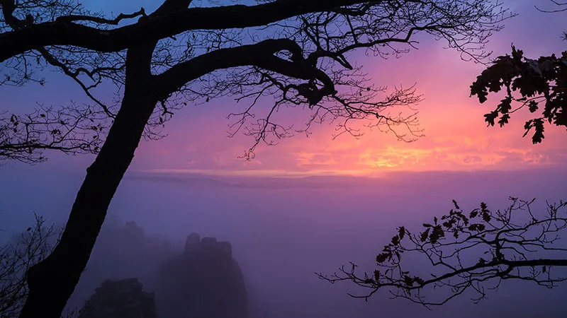 Photographie de paysage au lever du soleil avec de la brume et des ombres