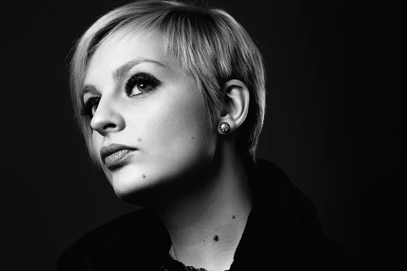 portrait-femme-noir-blanc-coiffure-regard-philippe-martz