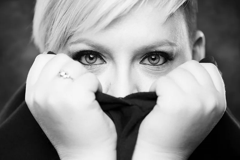 femme-regard-intense-makeup-noir-blanc-philippe-martz