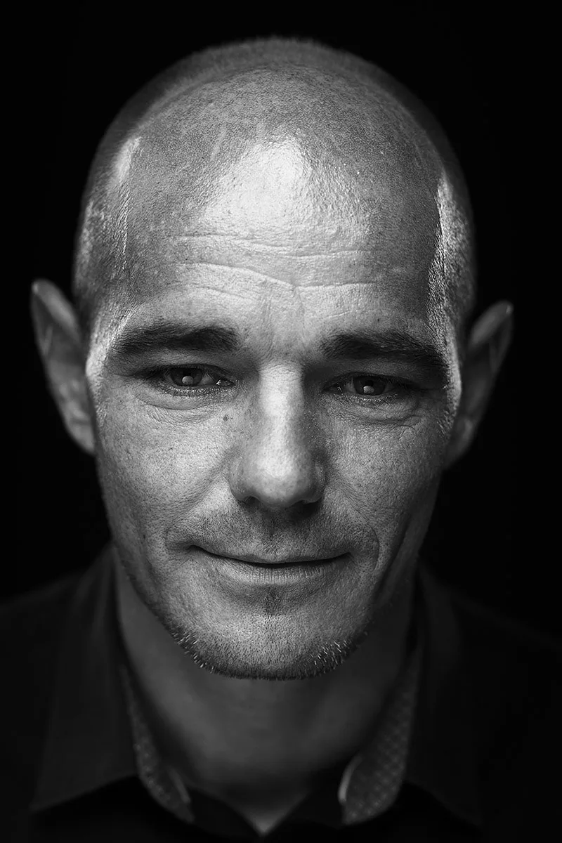 portrait-emotion-homme-pensif-noir-blanc-studio-philippe-martz