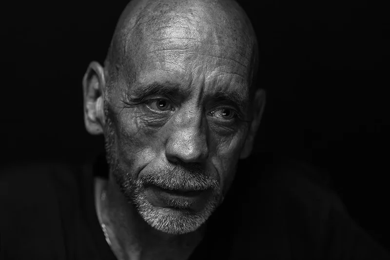 portrait-homme-comedien-visage-ride-expression-noir-blanc-emmanuel-gillet