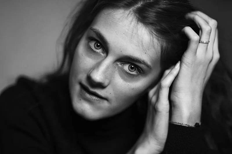 portrait-femme-regard-intense-douceur-noir-blanc-philippe-martz
