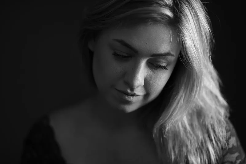 portrait-douceur-sourire-timide-noir-blanc-philippe-martz