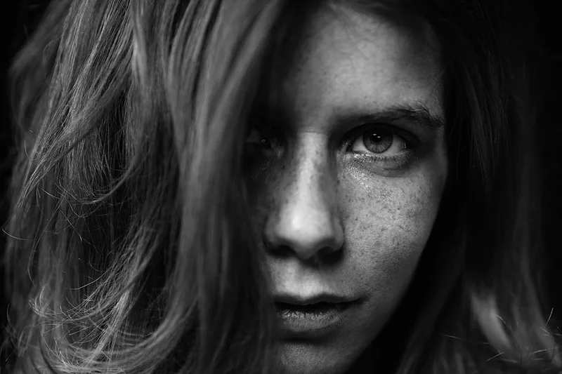 portrait-regard-intense-emotion-force-noir-blanc-philippe-martz