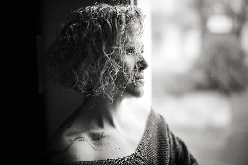 portrait-femme-lumiere-naturelle-reverie-intemporel-noir-et-blanc-philippe-martz