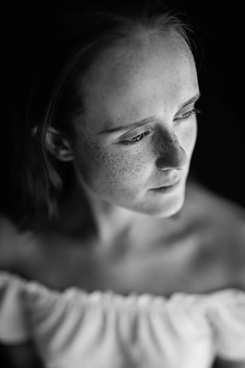 portrait-emotion-taches-de-rousseur-modele-reverie-regard-philippe-martz