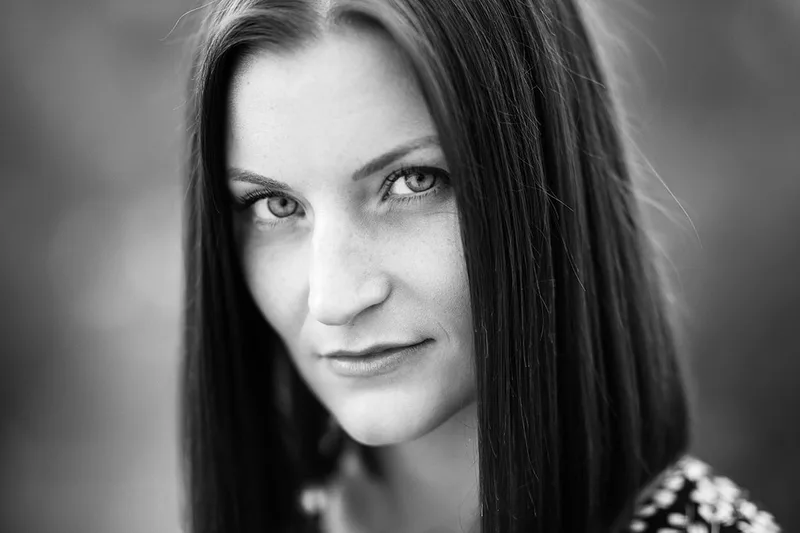 portrait-femme-douceur-regard-modele-lumiere-naturelle-noir-blanc-philippe-martz