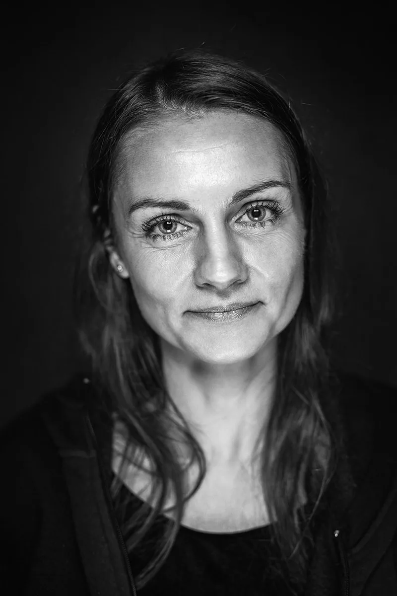 portrait-studio-femme-sourire-regard-beaute-intense-Philippe-Martz