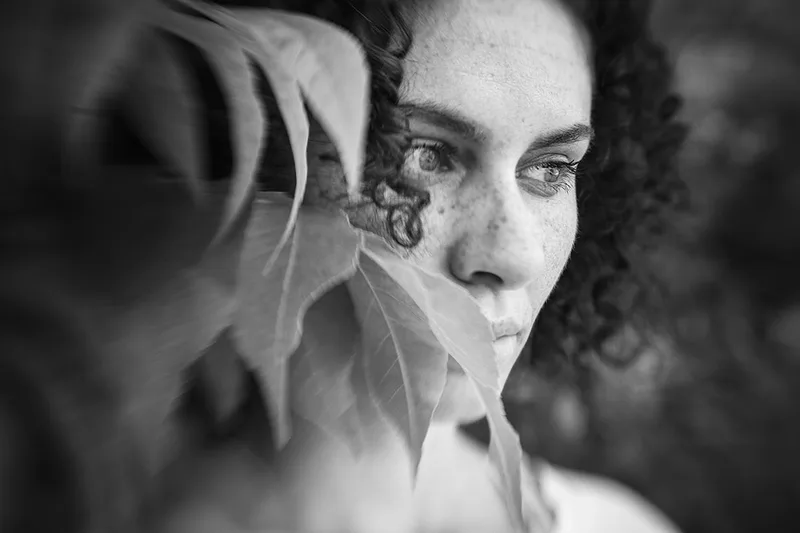 portrait-naturel-noir-blanc-feuillage-reflexion-lensbaby-sweet-philippe-martz