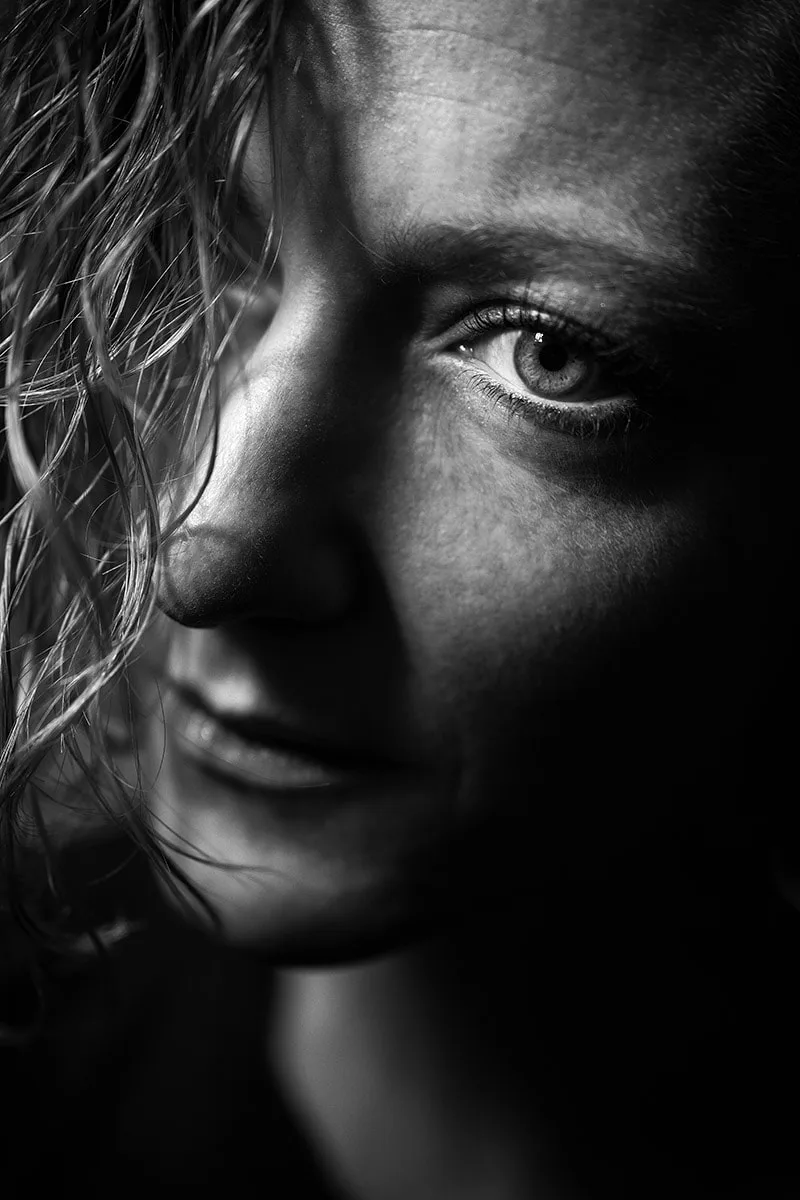 portrait-femme-clair-obscur-lowkey-regard-intense-philippe-martz