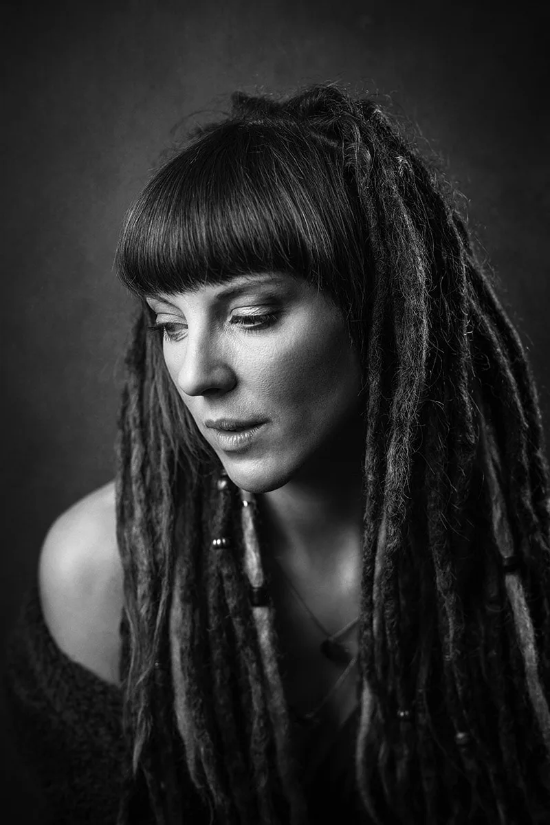 portrait-studio-femme-dreadlocks-noir-et-blanc-lumiere-flash-philippe-martz