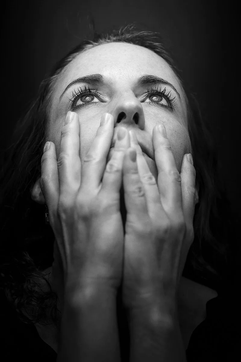 portrait-femme-lumiere-regard-yeux-mains-Philippe-Martz