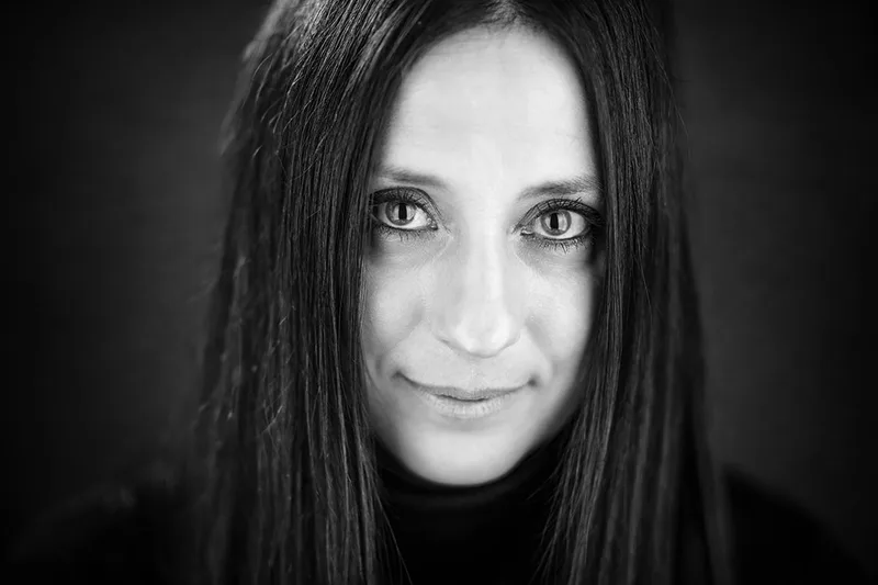 portrait-femme-studio-lumiere-yeux-de-chat-regard-philippe-martz