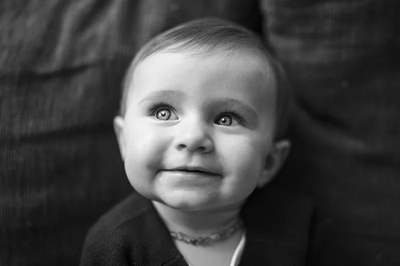portrait-enfant-regard-sourire-yeux-clairs-art-philippe-martz