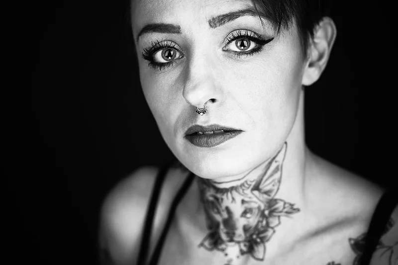 portrait-femme-tattoo-tatouage-regard-lumiere-studio-philippe-martz