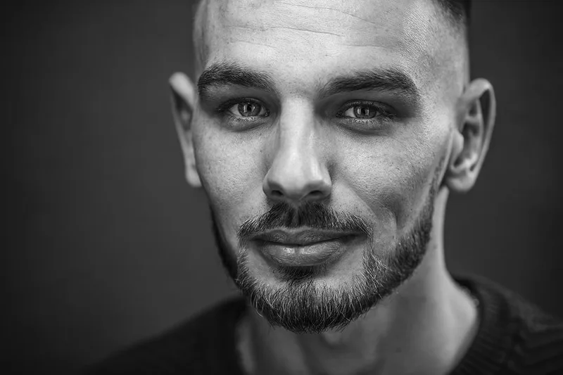 portrait-homme-yeux-regard-sourire-lumiere-studio-philippe-martz