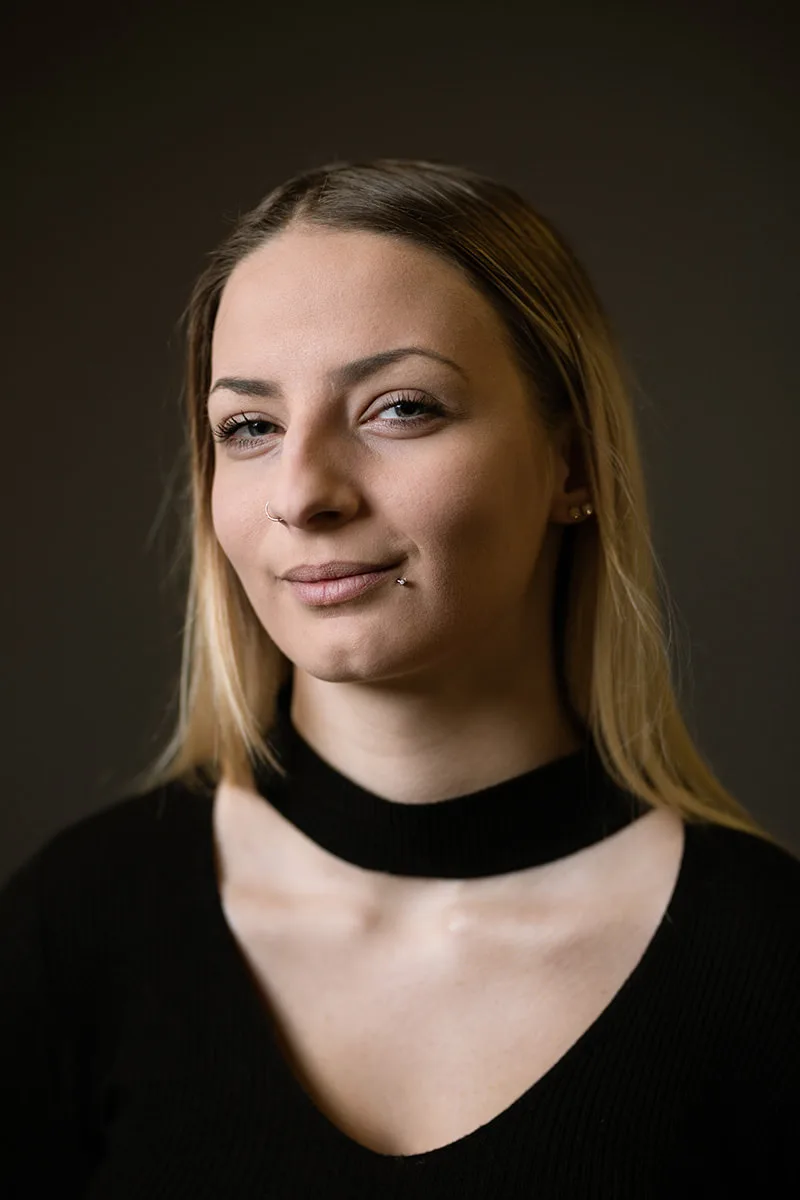 portrait-communication-sourire-couleur-jeune-femme