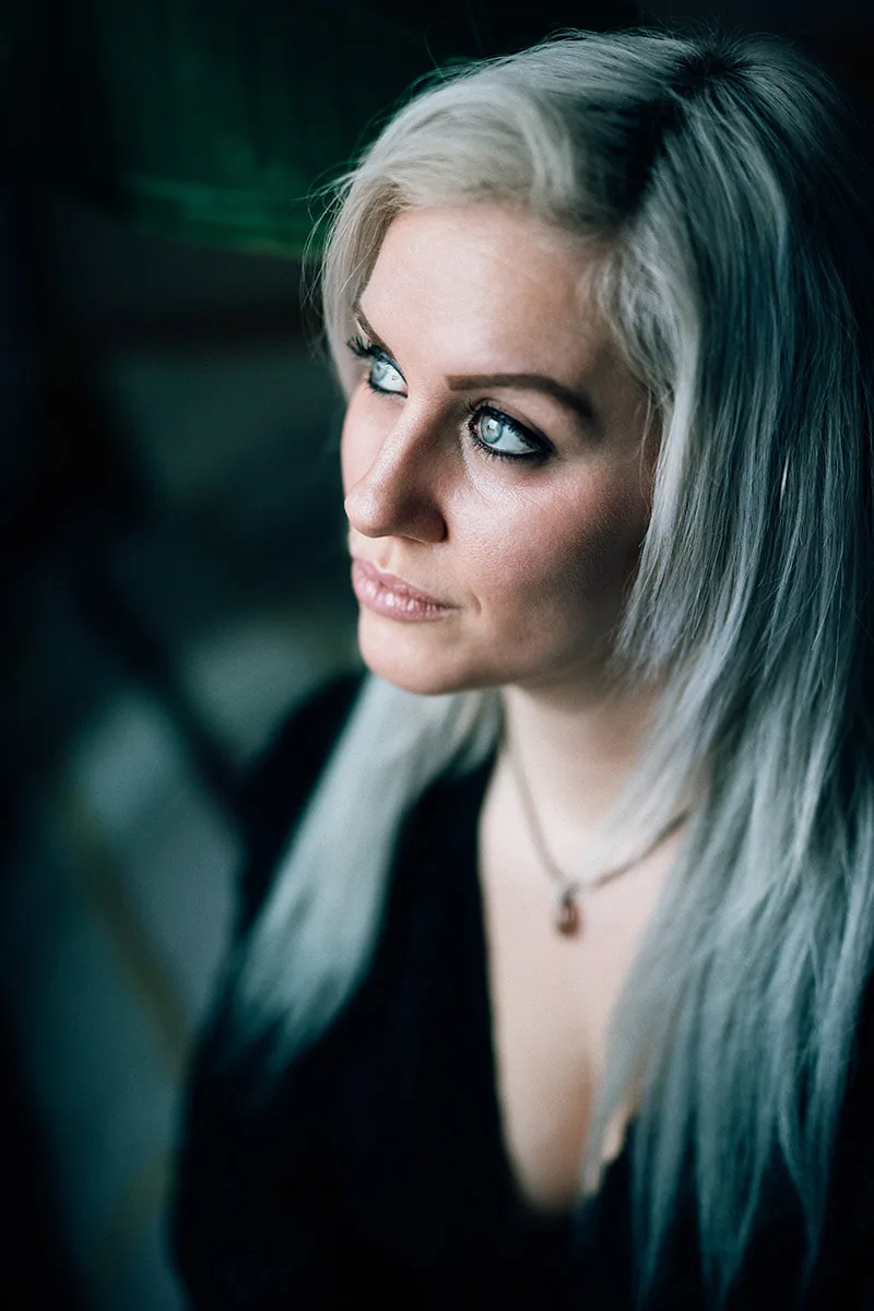 portrait-femme-lumiere-naturelle-intimiste-yeux-regard-philippe-martz