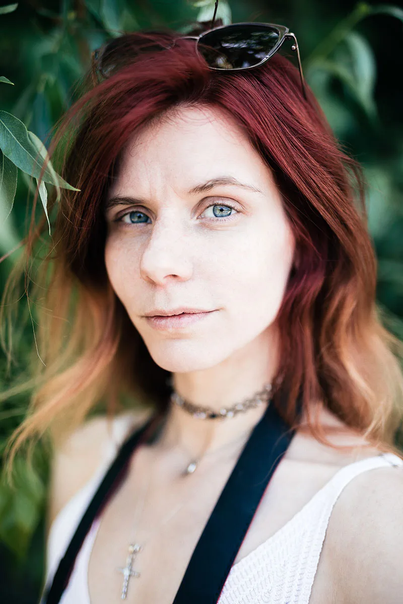 portrait-rousse-beau-regard-direct-lumiere-naturelle-philippe-martz