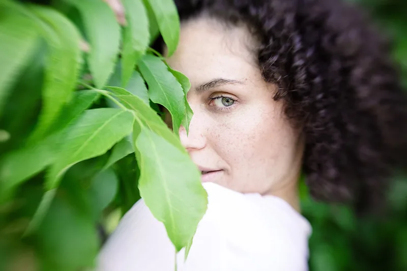 portrait-lumiere-naturelle-feuillage-vert-regard-flou-philippe-martz