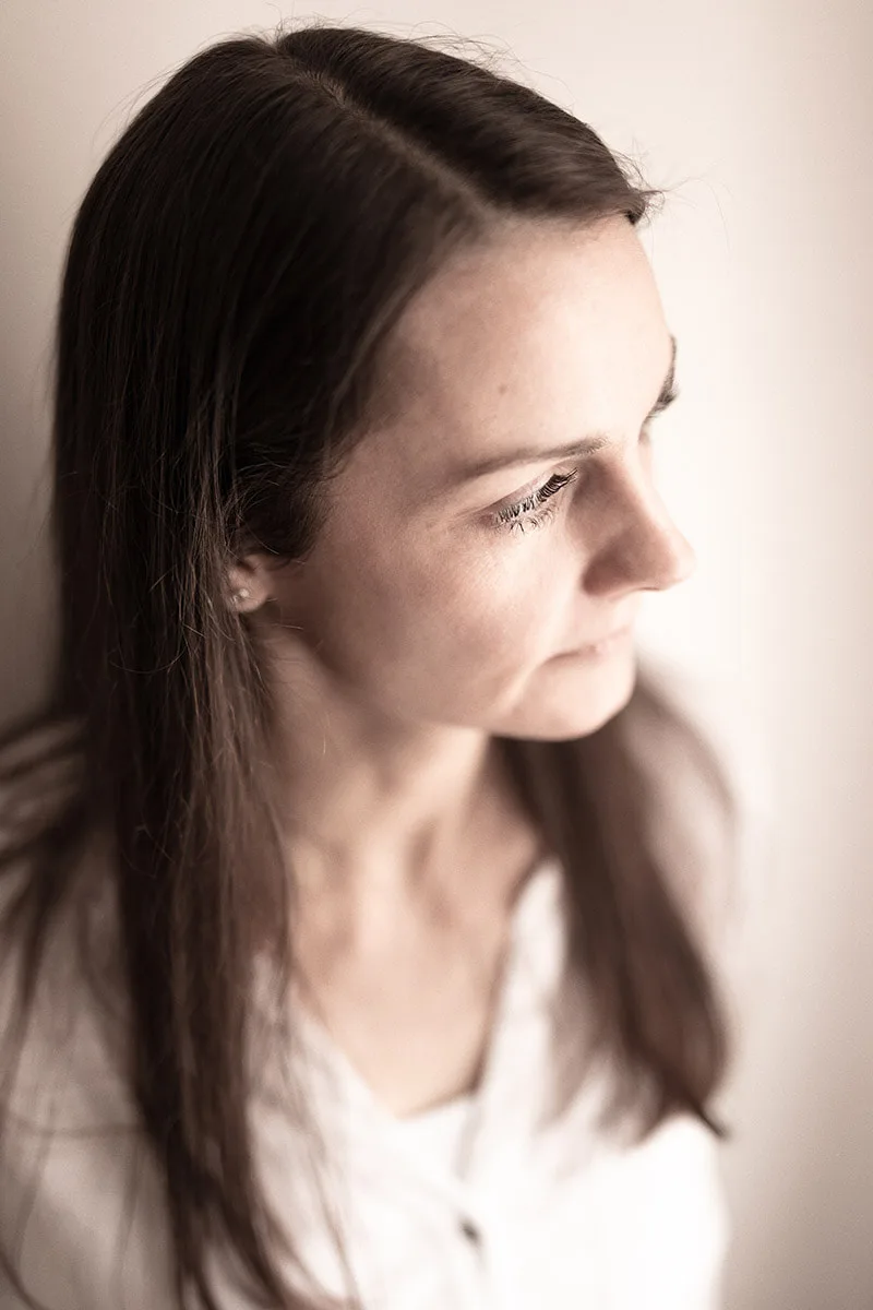 portrait-femme-douceur-monochrome-lumiere-naturelle-philippe-martz