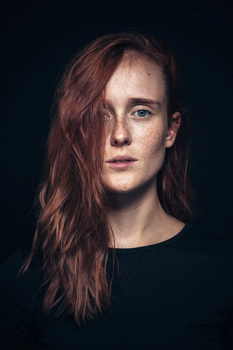 portrait-studio-rousse-regard-bleu-force-philippe-martz