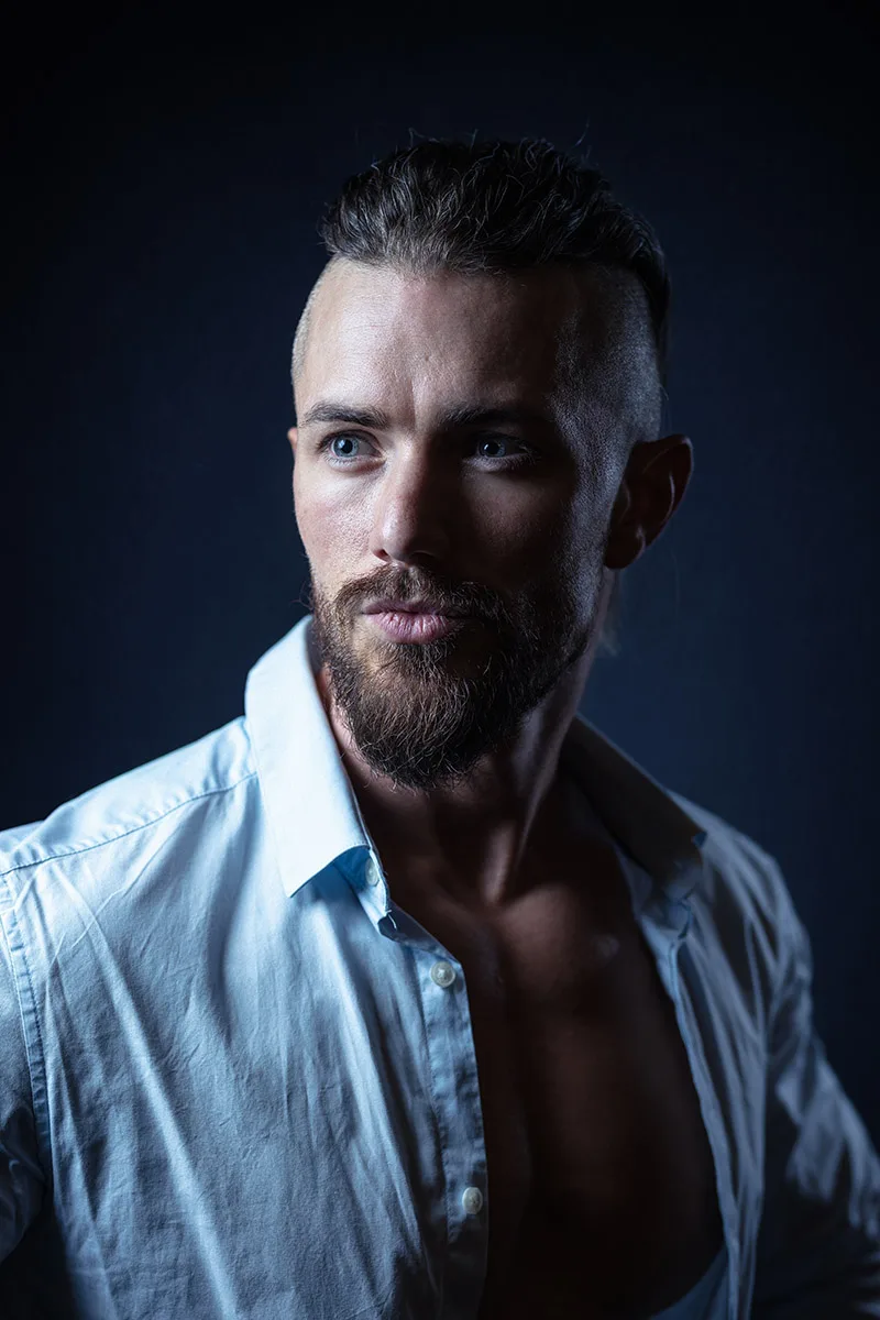 portrait-modele-book-studio-homme-chemise-yeux-bleu