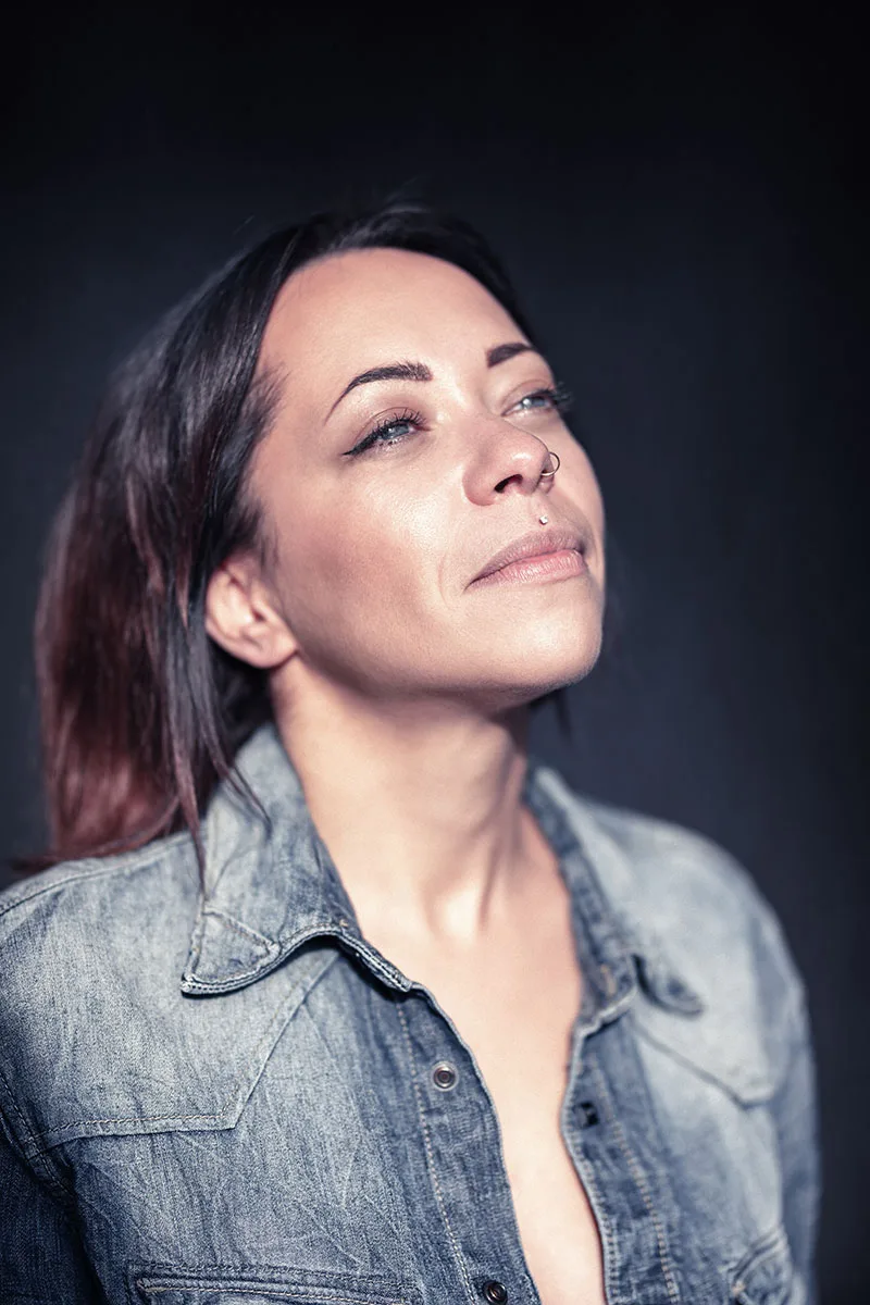 portrait-femme-lumiere-naturelle-metisse-regard-lumineux