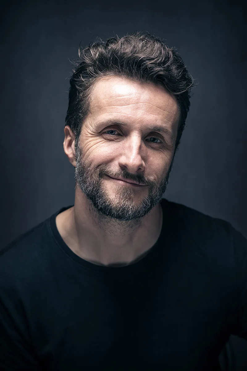 portrait-homme-communication-sourire-ambiance-bleu