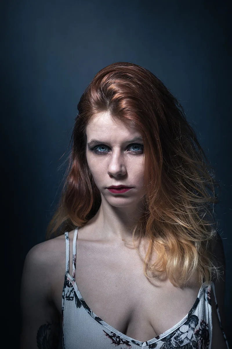 portrait-femme-couleur-sombre-ambiance-dark-bleu