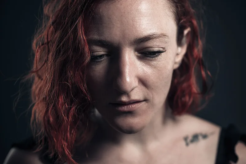 portrait-femme-couleur-introspection-pensive