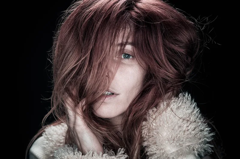 portrait-femme-studio-yeux-bleus-regard-philippe-martz