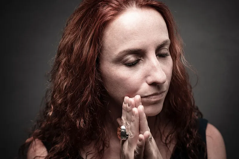 portrait-femme-pensive-rousse-lumiere-yeux-fermes