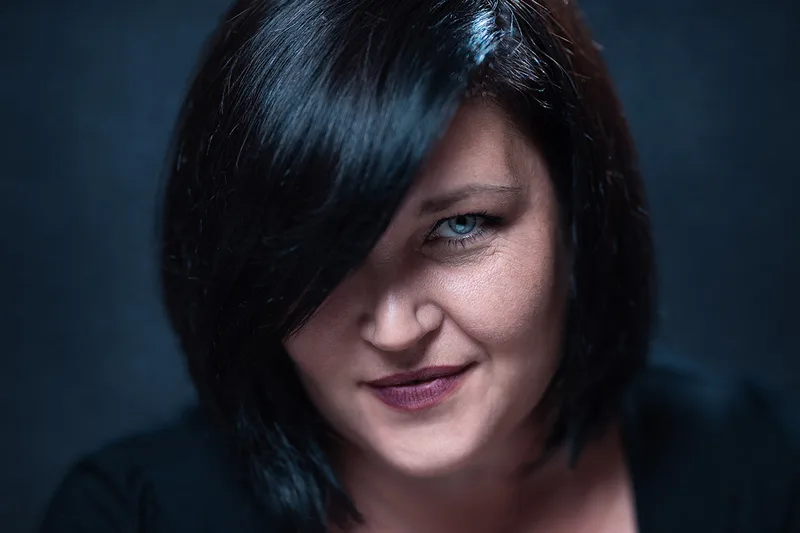 portrait-femme-regard-oeil-bleu