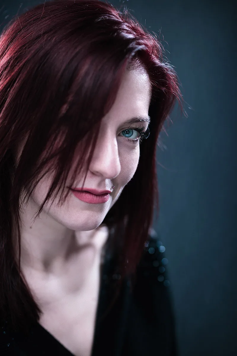 femme-regard-bleu-intense-rousse-philippe-martz