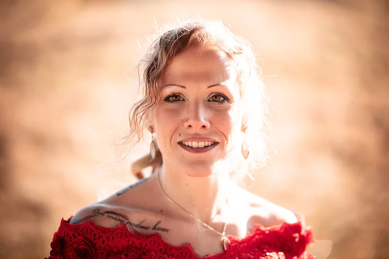 portrait-ambiance chaude-orange-femme-lumineux-lumiere-naturelle-robe-rouge-philippe-martz