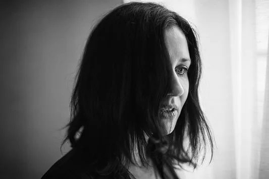 Portrait de profil en lumière naturelle saisissant l'expression authentique et le regard d'une femme