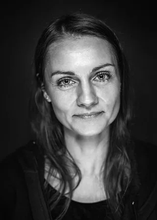 Portrait noir et blanc en studio d'une femme capturant une expression vraie et éphémère