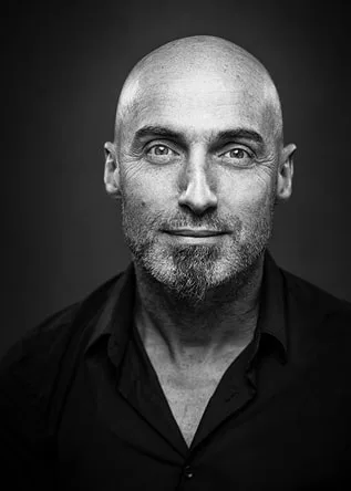 Portrait masculin sculpté par un éclairage flash de studio mettant en valeur les traits du visage